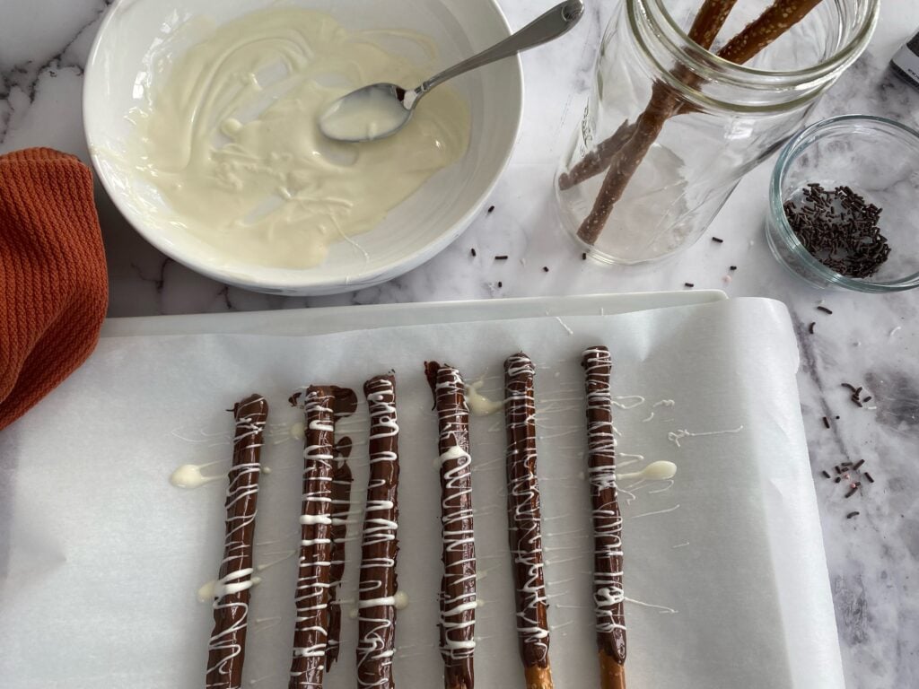 How to make chocolate covered pretzels