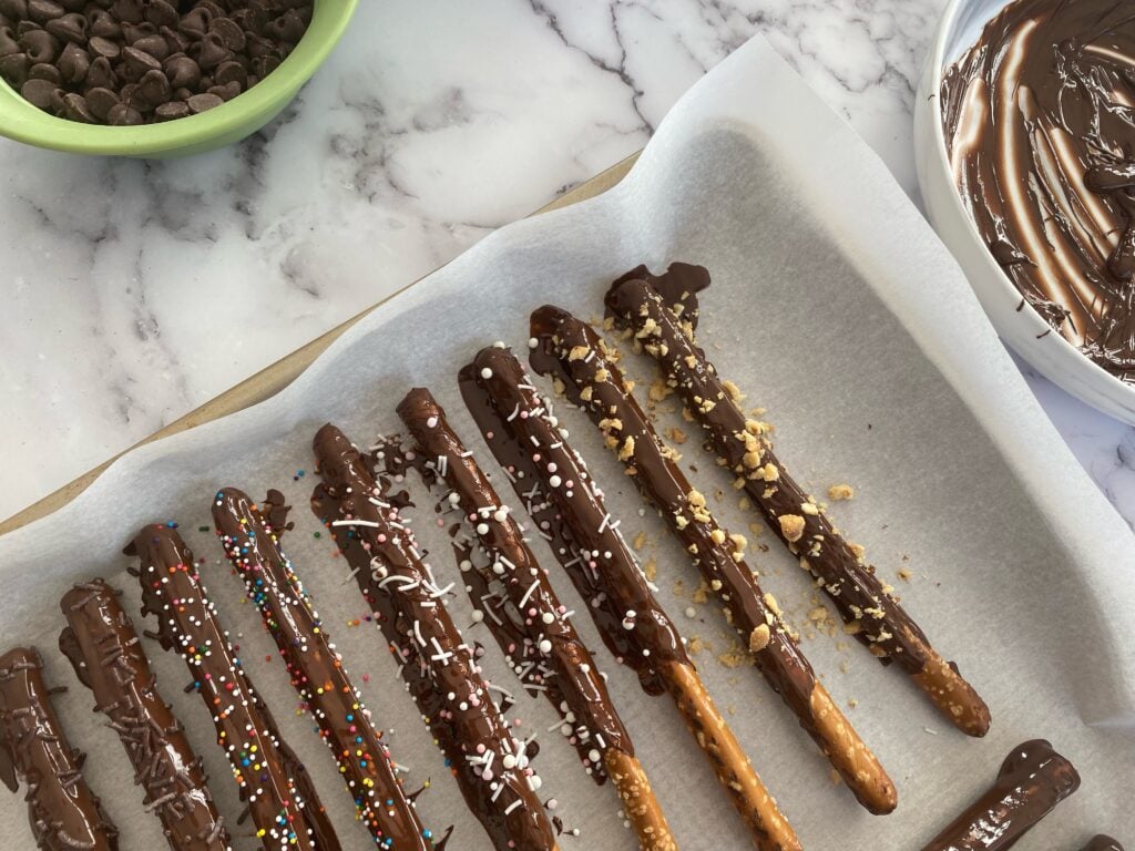 How to make chocolate covered pretzels