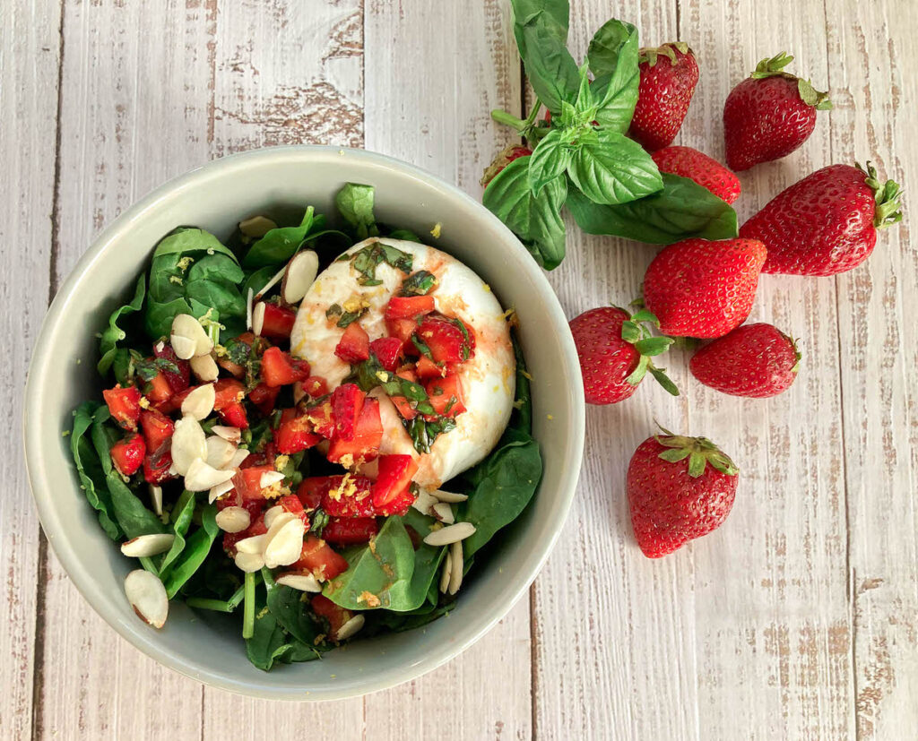 Strawberry spinach salad